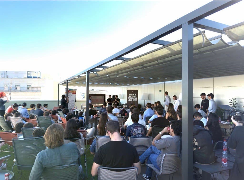 El equipo de maio en el escenario de HackSpain